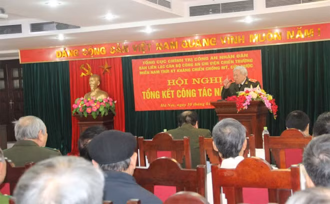 Major General Phan Van Lai, Hero of the People's Armed Forces, Head of the Board speaking at the meeting. Major General Phan Van Lai, Hero of the People's Armed Forces, Head of the Board speaking at the meeting.