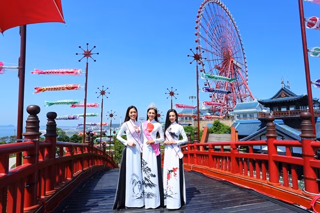 The participation of Tieu Vy, Phuong Nga and Thuy An contributed to promoting Vietnamese culture through the beauty of Vietnamese traditional dresses. Photo: Tien Phong.
