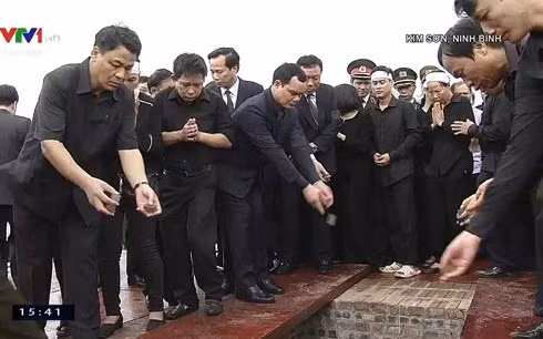Family members of the President and a number of Party and State officials were first to throw dirt on his coffin. On September 26 and 27, a total of 1,658 delegations with around 50,000 persons have paid homage to President Tran Dai Quang at three sites in Hanoi, Ho Chi Minh City and Ninh Binh.