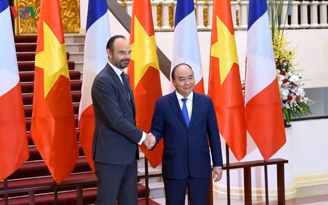 After the welcome ceremony, the two PMs hold talks.