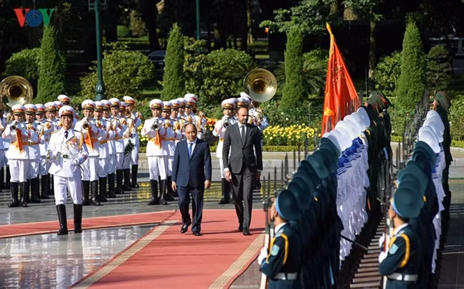 They inspect the guards of honour at the welcome ceremony.