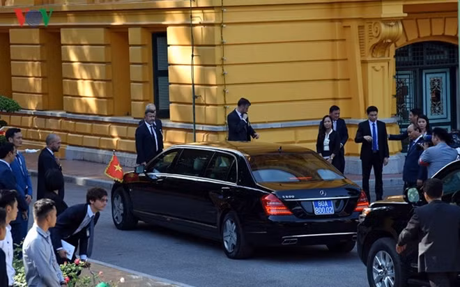 PM Phuc greets PM Philippe as he disembarks his car.