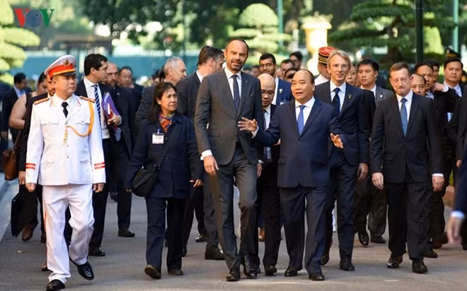 PM Phuc invites his French counterpart to visit President Ho Chi Minh relic site in the Presidential Palace.