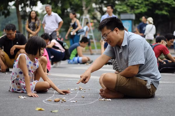 Hanoians playing Mandarin square capturing at Hanoi's Old Quarter. Photo: Reatimes.vn