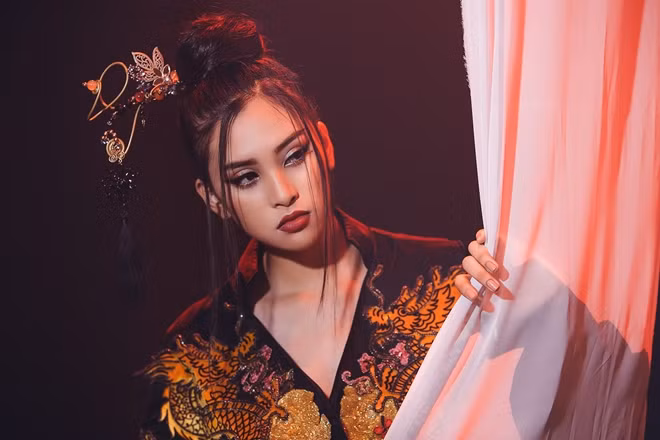 Earlier, Tieu Vy performed “Lac Troi” (Lost and Floating), which is a famous song of singer and songwriter Son Tung M-TP, at the talent competition of the ongoing Miss World 2018 in China.