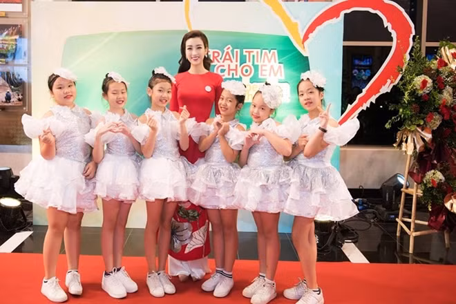 In the video clip, she appears together with 18 children who suffer from heart diseases. The children sang, planted trees and drew pictures about their future.