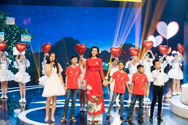 My Linh won people’s hearts as a result of her contributions to the society. After ending her term as Miss Vietnam, she still takes part in numerous charitable activities, thereby maintaining an image of a friendly beauty queen.