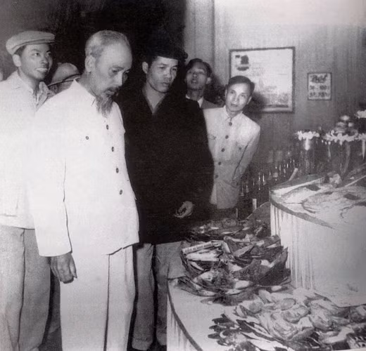 Mr Do Muoi introduces craft products at a fair to late President Ho Chi Minh and comrade Nguyen Luong Bang.