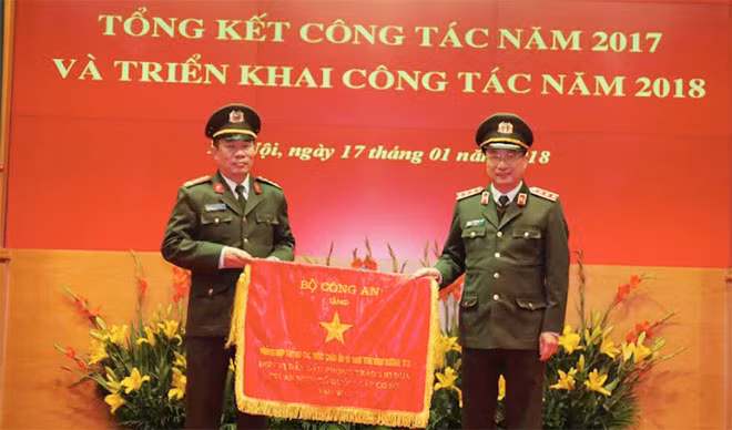 Senior Lieutenant General Thanh presenting the emulation flag of the ministry to the Department of Foreign Affairs.