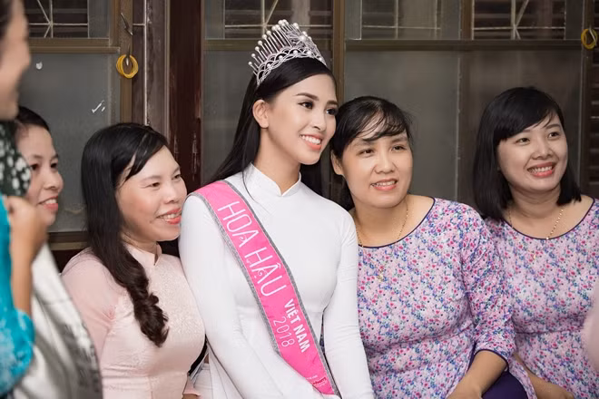 Tieu Vy received a warm welcome from teachers of Tran Quy Cap high school. Vy just graduated from high school a few months ago and is now a first-year student at the Ho Chi Minh City University of Technology and Education.