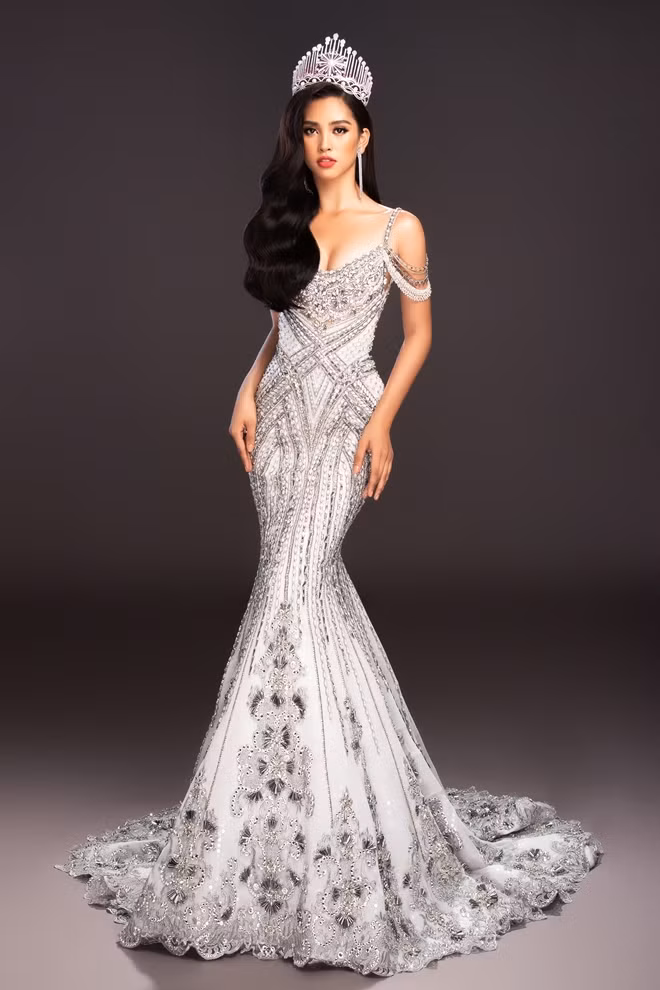 With the bling-bling patterns of the dress, Tieu Vy will shine bright at the finale of Miss World 2018. Tieu Vy has a versatile look and is suitable for a range of outfits, including fishtail dresses.