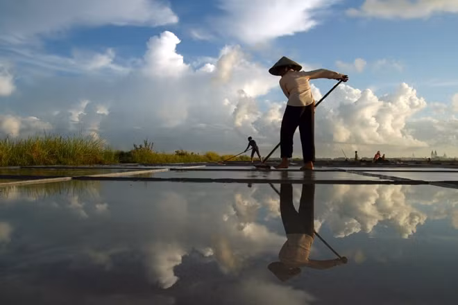 Each photo of photographer Le Bich reflects a personal story. Le Bich hoped that through these meaningful stories would contribute to honoring and promoting values of Vietnamese women, especially in the current situation.