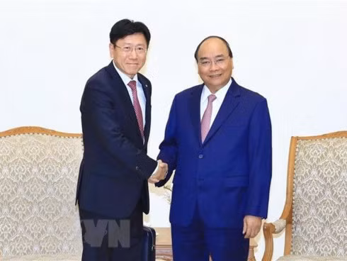 Prime Minister Nguyen Xuan Phuc (R) and Youn Chul Kim, President of Hanwha Techwin