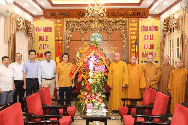 Deputy Minister Luong Tam Quang, Most Venerable Thich Thanh Nhieu and the delegates.