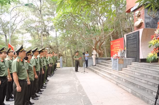 The Public Security Newspaper’s delegation offer incense to the late President Ho Chi Minh at the Rung Thong historical relic site.
