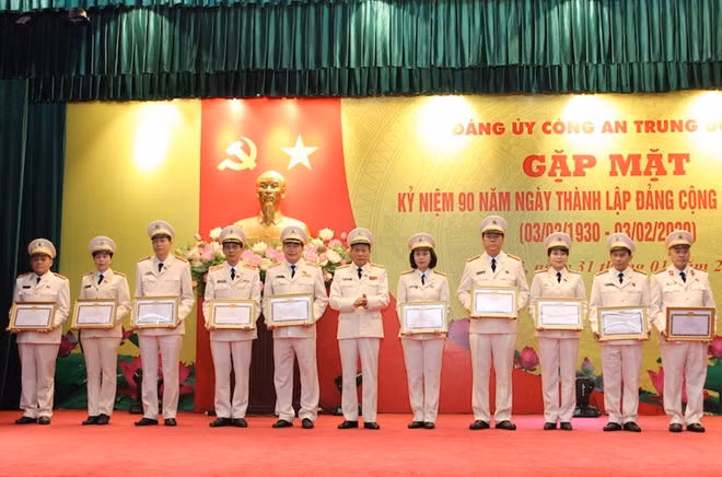 Deputy Minister Le QuyVuong presents the Certificates of Merit to five units and five individuals with great contributions to the Party building.