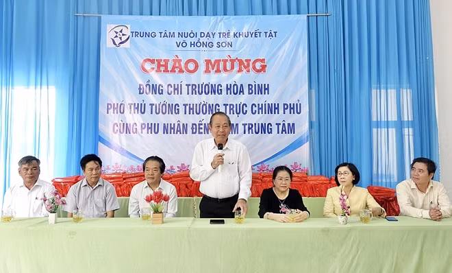 Deputy Minister Truong Hoa Binh speaks at the meeting at the Vo Hong Son childcare center. Deputy Minister Truong Hoa Binh speaks at the meeting at the Vo Hong Son childcare center.