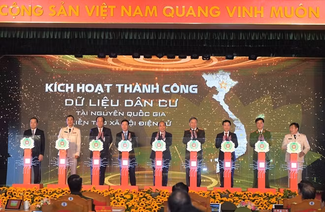 Delegates press the button to inaugurate the systems.