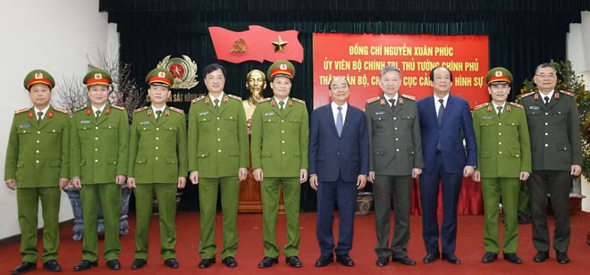 Prime Minister Nguyen Xuan Phuc, Minister To Lam and delegates at the working visit to the Criminal Police Department