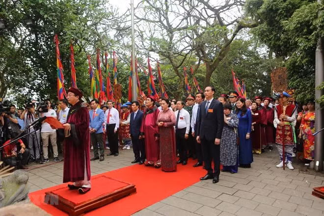 At the incense offering ceremony (Photo: VNA)