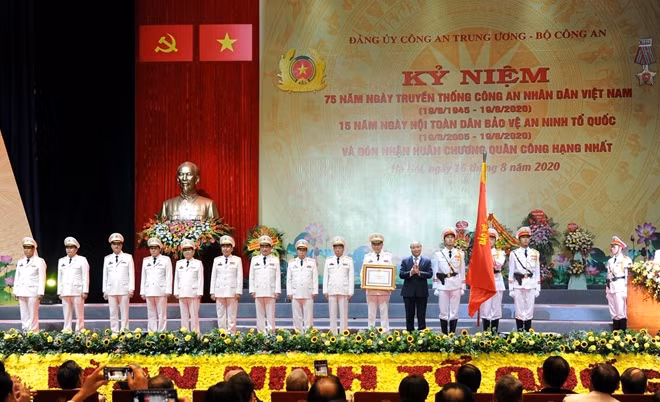 On behalf of the Party and State, PM Nguyen Xuan Phuc awards the first-class “Feat of Arms” Order to leaders of the Ministry of Public Security.
