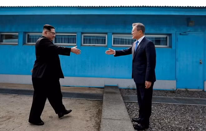 North, South Korea in talks over summit, reopening liaison office ảnh 1