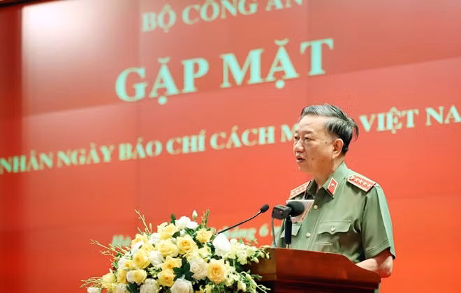 General To Lam speaks at the event.