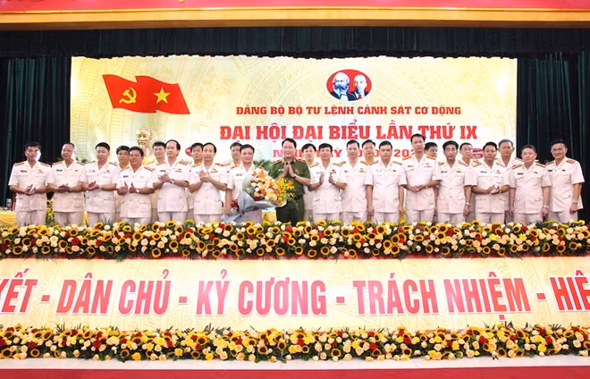 Deputy Minister Le Quoc Hung presents congratulation flowers to the newly elected Party Executive Committee.