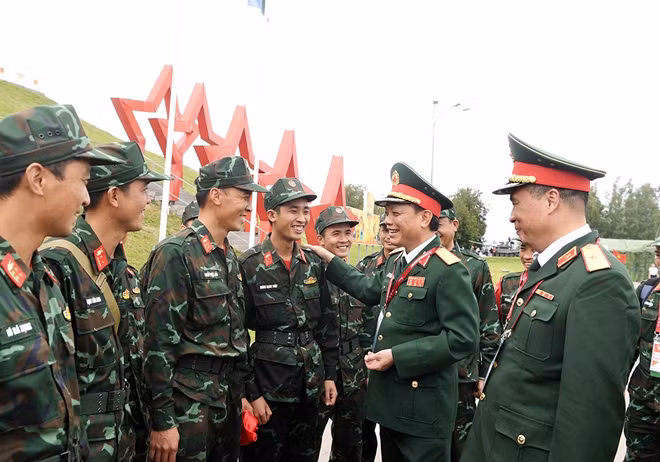 Lieutenant General Ngo Minh Tien encourages all members of Vietnamese tank team.