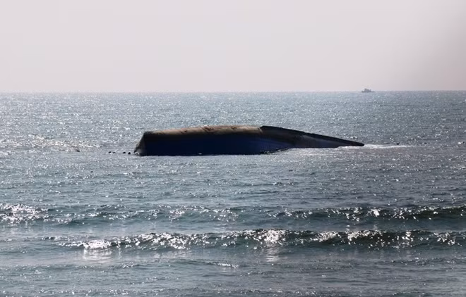 The risks of an oil spill and fly ash spreading from the ship are small. The risks of an oil spill and fly ash spreading from the ship are small.
