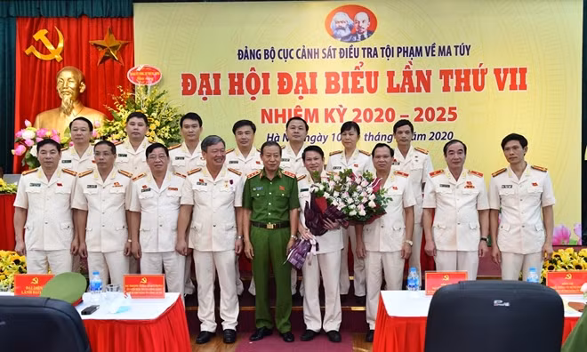 Deputy Minister Le Quy Vuong presents congratulation flowers to the newly elected Party Executive Committee.
