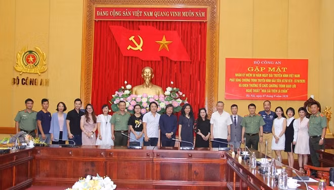 Minister To Lam and other delegates at the meeting.
