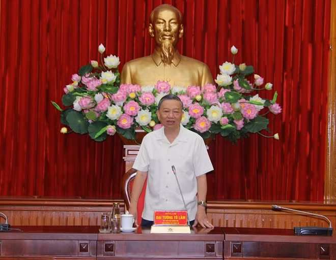 Minister To Lam speaks at the meeting.