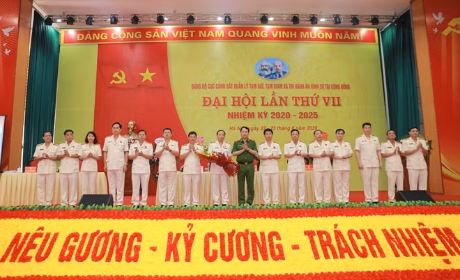 Deputy Minister Le Quoc Hung presents congratulation flowers to the newly elected Party Executive Committee. Deputy Minister Le Quoc Hung presents congratulation flowers to the newly elected Party Executive Committee.