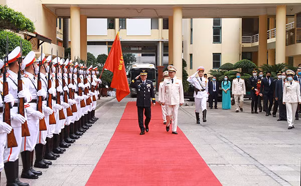 Minister To Lam and Mr. Kim Chang Yong inspect the Guard of Honor of the Vietnam People's Public Security Forces. Minister To Lam and Mr. Kim Chang Yong inspect the Guard of Honor of the Vietnam People's Public Security Forces.