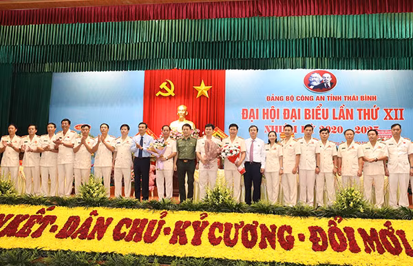 Deputy Minister Luong Tam Quang and other delegates at the event.