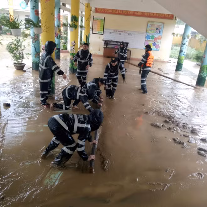 Mobile police officers help cleaning up a school in Hoa Vang district. Mobile police officers help cleaning up a school in Hoa Vang district.