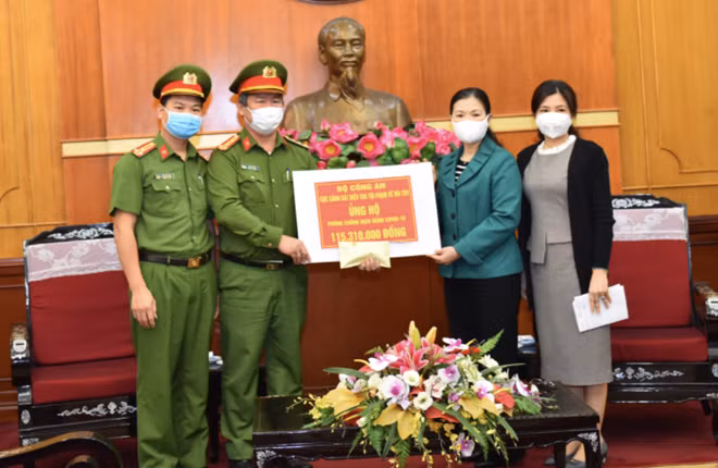 Representatives of the Investigation Police Department on Drug-related Crimes donate VND 115,310,000 to the fund for COVID-19 prevention and control.