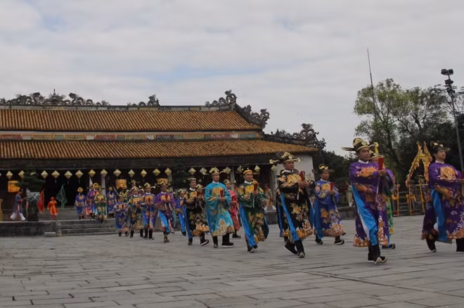 On the morning of February 2 (or the 21st day of the twelfth lunar month), Hue Monuments Conservation Center re-enacted the Nguyen Dan ceremony under the Nguyen Dynasty at Dai Trieu Nghi courtyard in Thai Hoa Palace inside Hue Imperial Citadel.