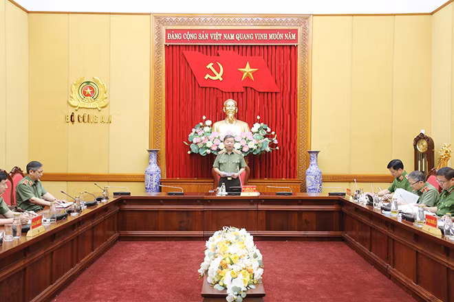Minister To Lam delivers a keynote speech at the meeting.
