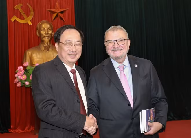 Deputy Minister Nguyen Van Thanh and Mr.Michael Michalak.