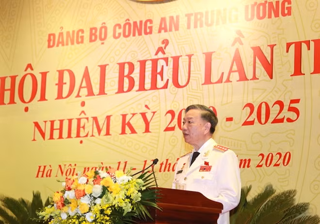 General To Lam speaks at the event.