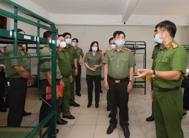 Deputy Minister Nguyen Van Son checks concentrated quarantine zone for public security officers in the Training Center No.1 (under the Mobile Police Command).