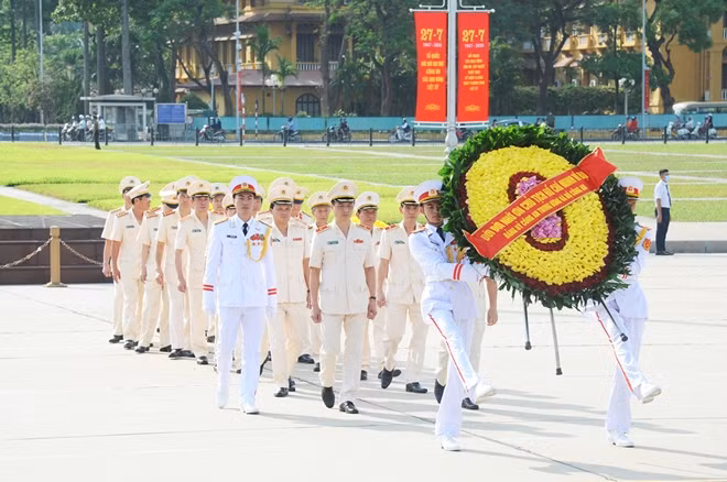 Major General Nguyen Duy Ngoc, Deputy Minister of Public Security led the high-ranking elegation of the Ministry of Public Security to visit the Ho Chi Minh Mausoleum.
