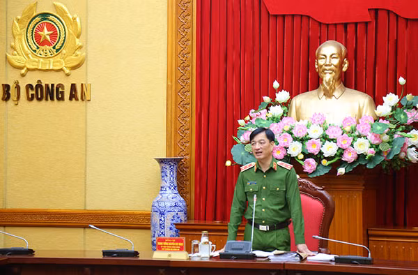 Deputy Minister Nguyen Duy Ngoc speaks at the meeting.
