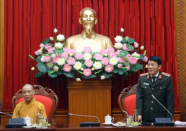 Deputy Minister Luong Tam Quang speaks at the meeting.