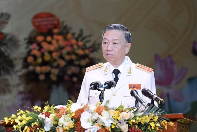 Minister To Lam speaks at the event.