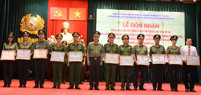Deputy Minister Nguyen Van Thanh presents the MPS’s Certificates of Merit to outstanding subunits and officers.