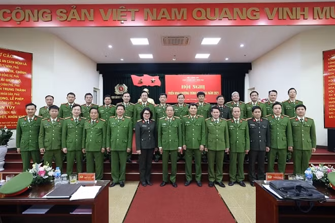 Deputy Minister Le Quy Vuong and other delegates at the event.