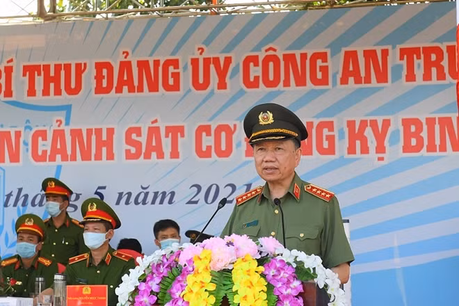 Minister To Lam delivers a speech at the event.